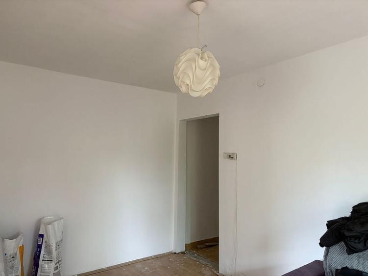 Apartament cu 3 camere semidecomandat în Dâmbu Pietros