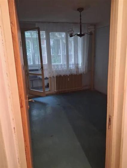Apartament cu 3 camere semidecomandat în Giurgiului