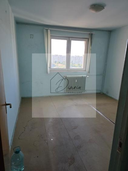 Apartament cu 3 camere semidecomandat în Titan