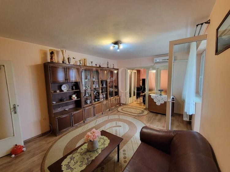 Apartament cu 3 camere semidecomandat în Decebal