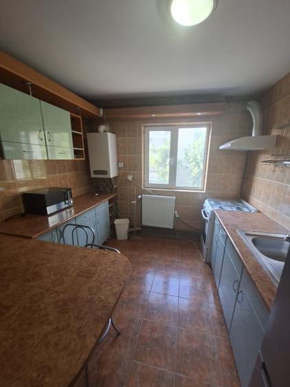 Apartament cu 3 camere semidecomandat, mobilat în Brazda lui Novac