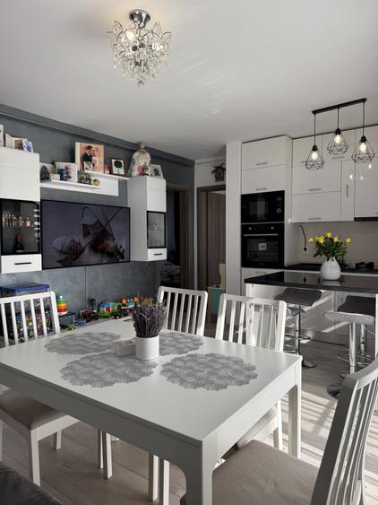 Apartament cu 3 camere semidecomandat, mobilat în Periferie