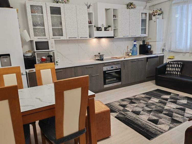 Apartament cu 3 camere decomandat în Florești