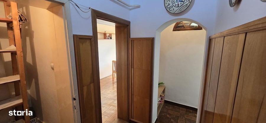 Apartament cu 3 camere semidecomandat în Central