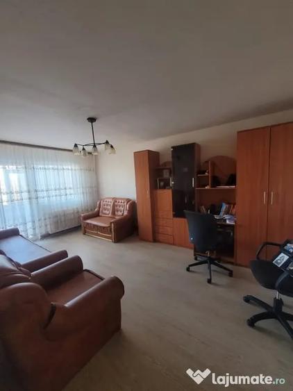 Apartament cu 3 camere decomandat în Narcisa