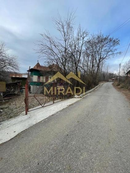 Casă individuală cu 5 camere cu Teren 1990 Mp în Adunați