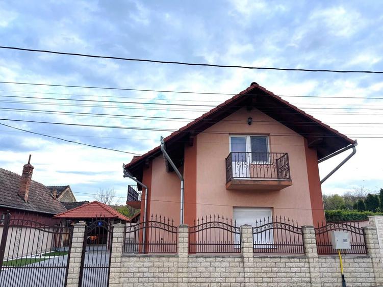 Casă cu 4 camere în Viișoara