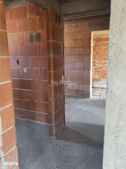 Casa parter si etaj la rosu ,Recas