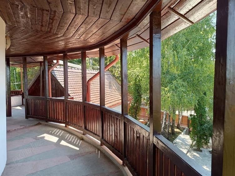 Casă cu 6 camere cu Teren 500 Mp în Păun
