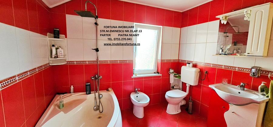 Casă cu 5 camere cu Garaj în 1 Mai