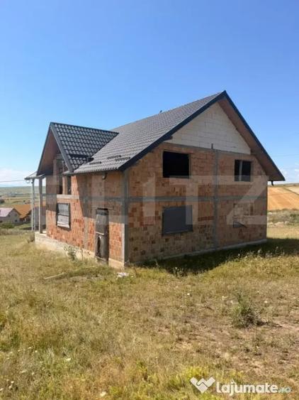 Casă cu 7 camere cu Teren 1000 Mp în Central