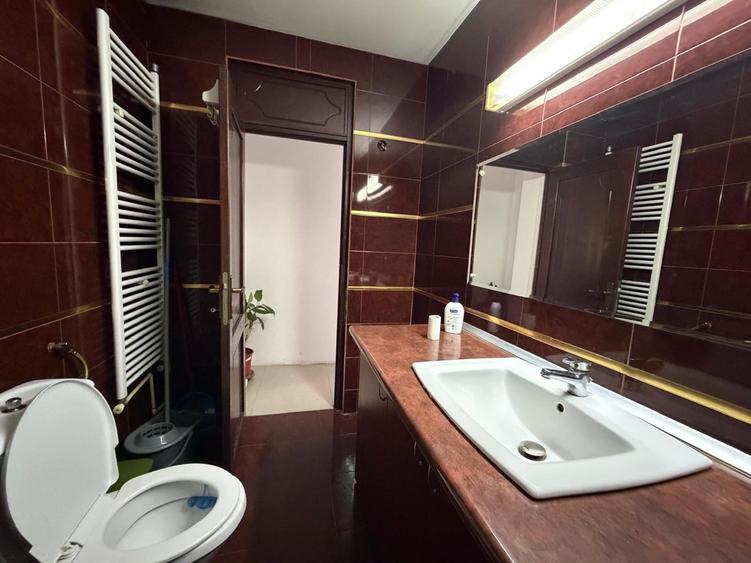 Casă individuală cu 8 camere cu Canalizare în Central