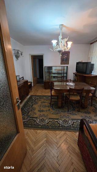 Apartament cu 4 camere semidecomandat în Colentina