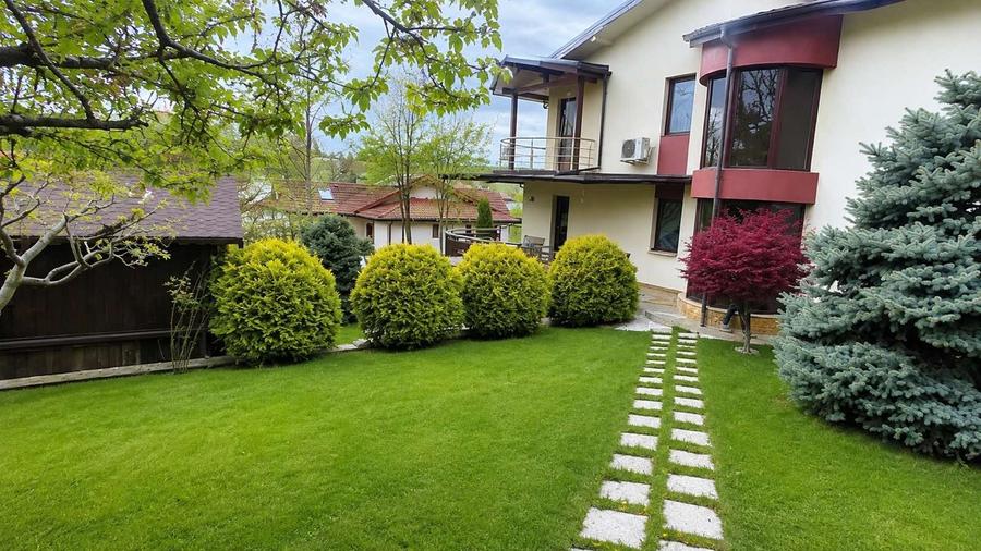 Casă individuală cu 7 camere cu Teren 825 Mp în Bucium