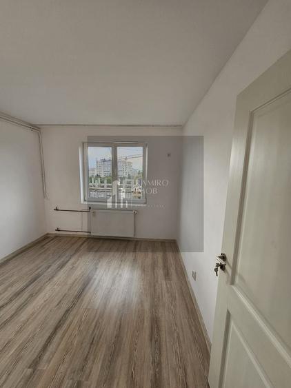 Apartament cu 3 camere decomandat în Titan