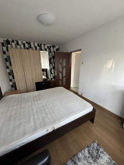 Apartament cu 2 camere semidecomandat în Podu Roș