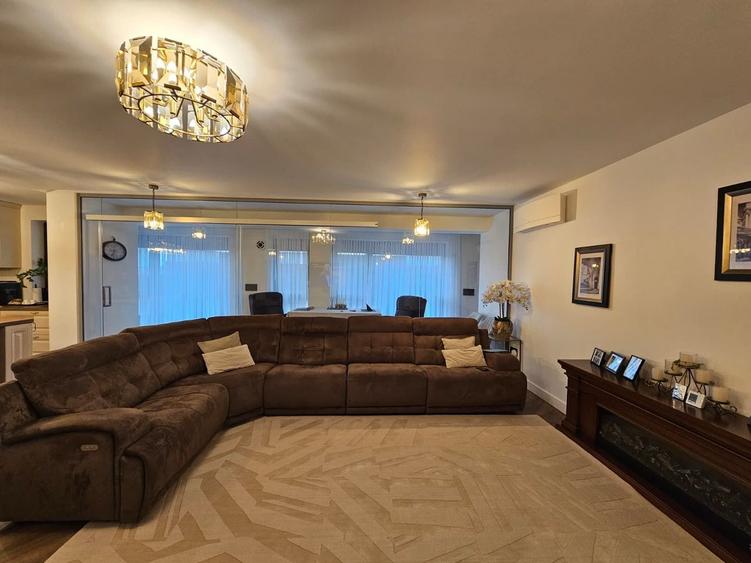 Apartament cu 3 camere decomandat, mobilat în Carrefour