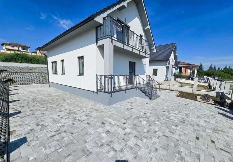 Casă individuală cu 5 camere cu Canalizare în Corunca