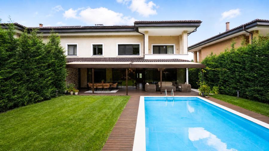 Casă individuală cu 9 camere cu Teren 1300 Mp în Pipera