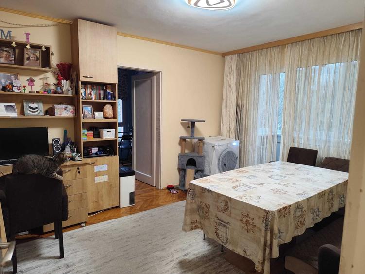 Apartament cu 3 camere semidecomandat în Astra