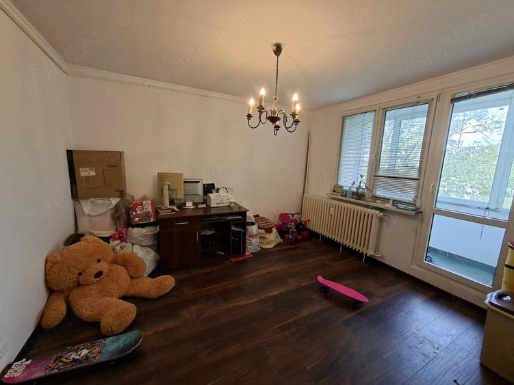 Apartament cu 3 camere decomandat în Exterior Vest