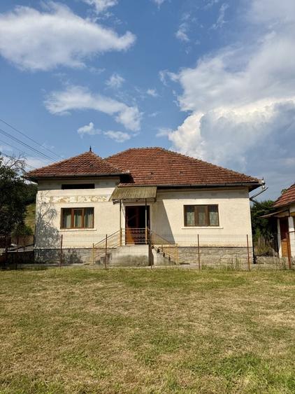 Casă cu 4 camere decomandat în Central