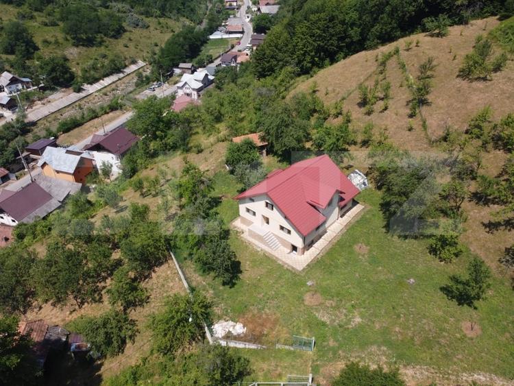 Casă individuală cu 6 camere cu Teren 3000 Mp în Runcu