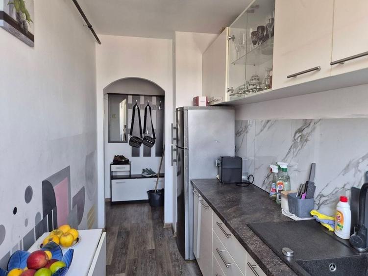 Apartament cu 3 camere semidecomandat în Central