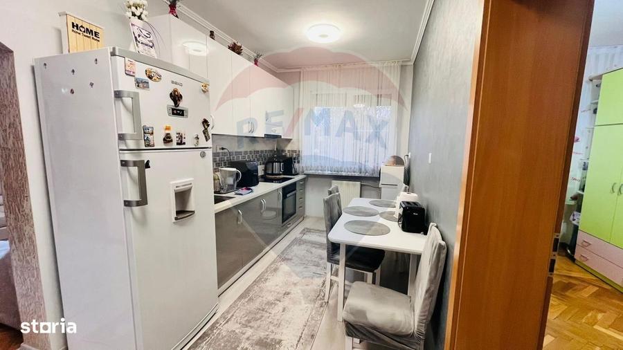 Apartament cu 3 camere semidecomandat, mobilat în Rogerius