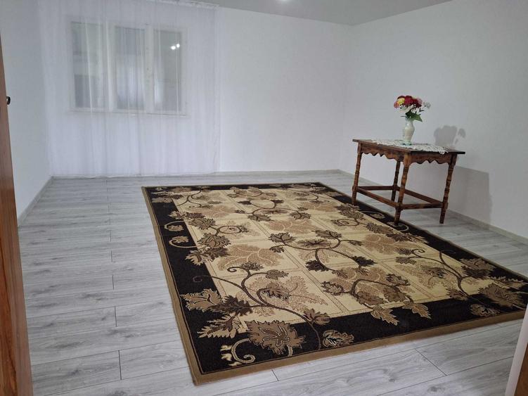 Casă cu 4 camere cu Teren 1200 Mp în Central