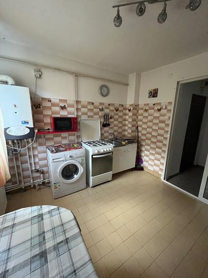 Inchiriez apartament 2 camere, zona 9 mai - 3