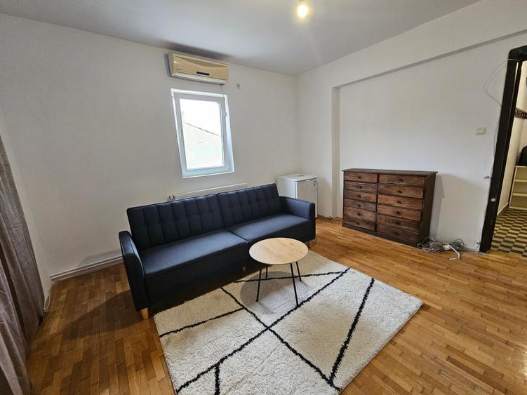 Apartament cu 2 camere semidecomandat, mobilat în P-ța Victoriei