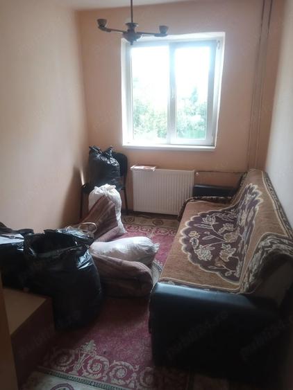 Apartament cu 4 camere semidecomandat în Dâmbovița