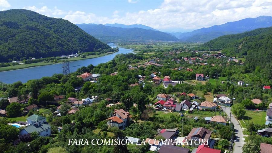 Casă individuală cu 7 camere cu Teren 2328 Mp în Dăești