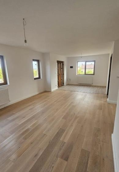 Casa / Vila ( P + 1 ) De Vanzare Zona Burdujeni - 10