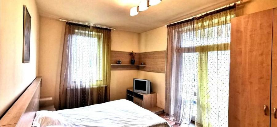 Casă individuală cu 8 camere cu Canalizare în Central