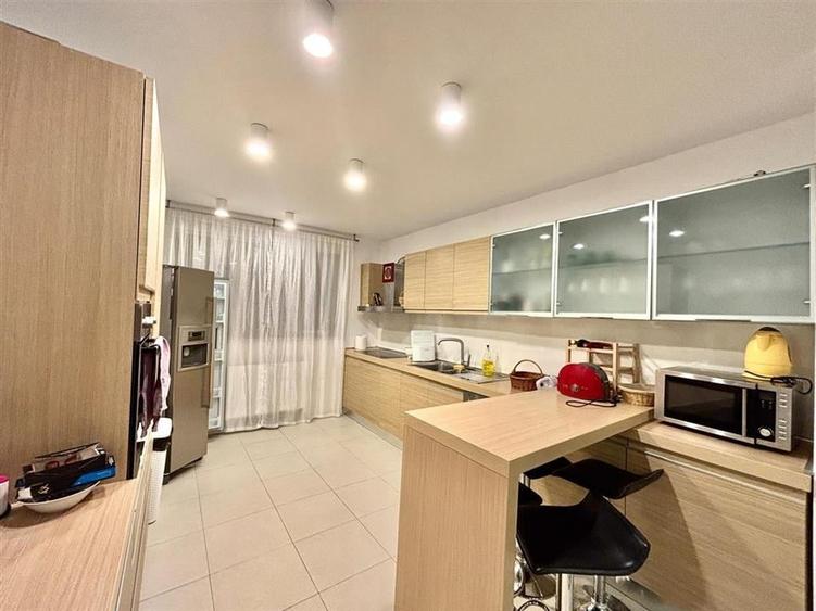 Casă individuală cu 9 camere cu Canalizare în Cioplea