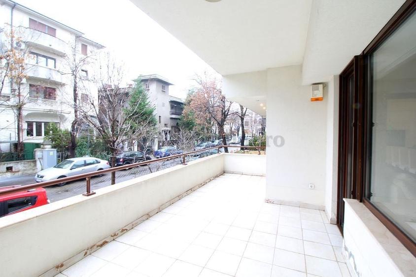 Apartament cu 4 camere semidecomandat în Dorobanți