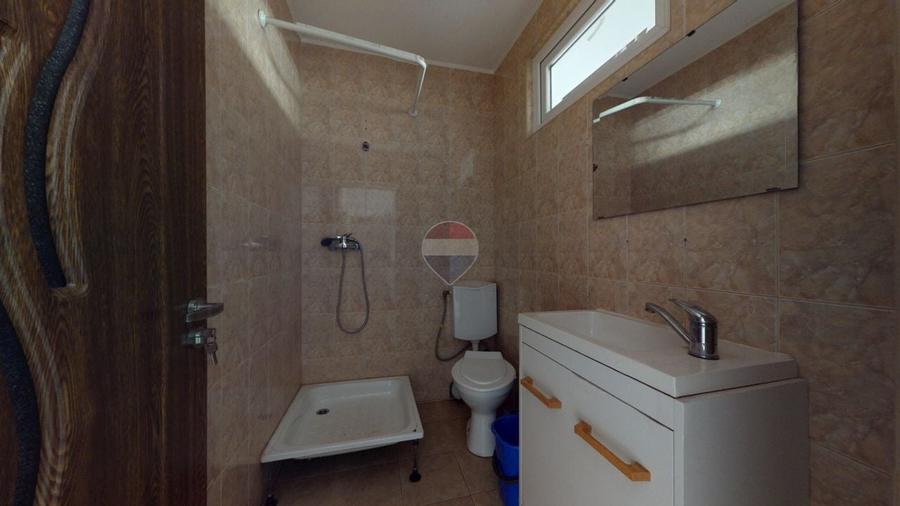 Apartament cu 3 camere semidecomandat, mobilat în Florilor