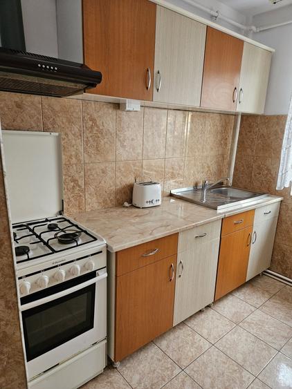 Apartament cu 3 camere decomandat în Micro 16