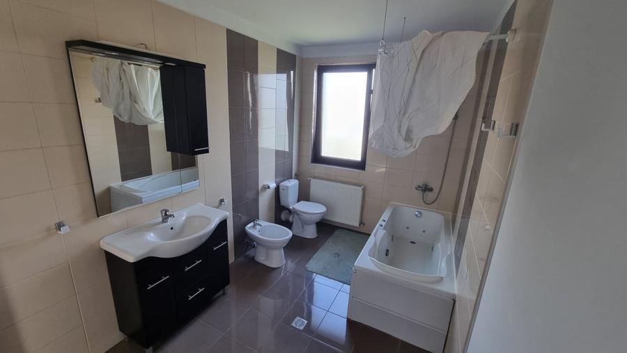 Casă cu 5 camere cu Canalizare în Pipera