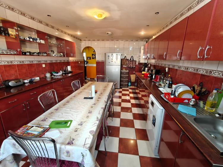 Casă individuală cu 4 camere cu Garaj în Pantelimon