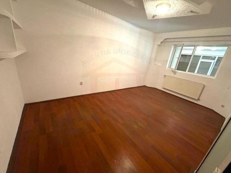 Apartament cu 3 camere decomandat în