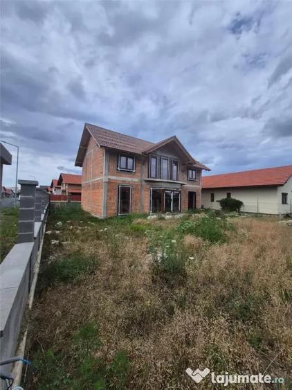 Casă cu 5 camere cu Teren 500 Mp în Central