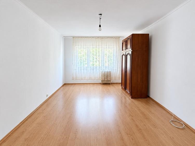 Apartament cu 4 camere decomandat în Decebal