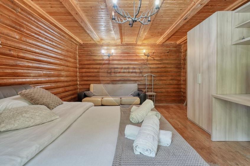 Casă individuală cu 7 camere cu Teren 3735 Mp în Exterior Vest