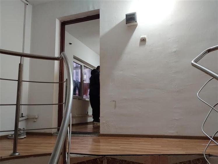 Casă individuală cu 7 camere cu Teren 270 Mp în Mihai Bravu