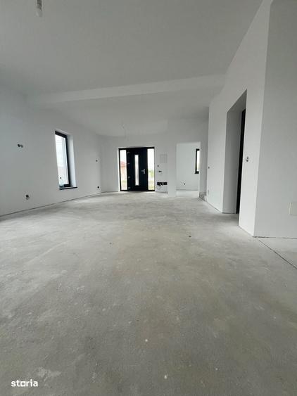 Casă cu 4 camere cu Teren 900 Mp în Lazuri