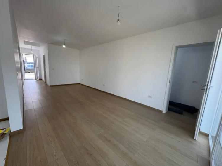 Casă cu 3 camere cu Teren 300 Mp în Moșnița Nouă