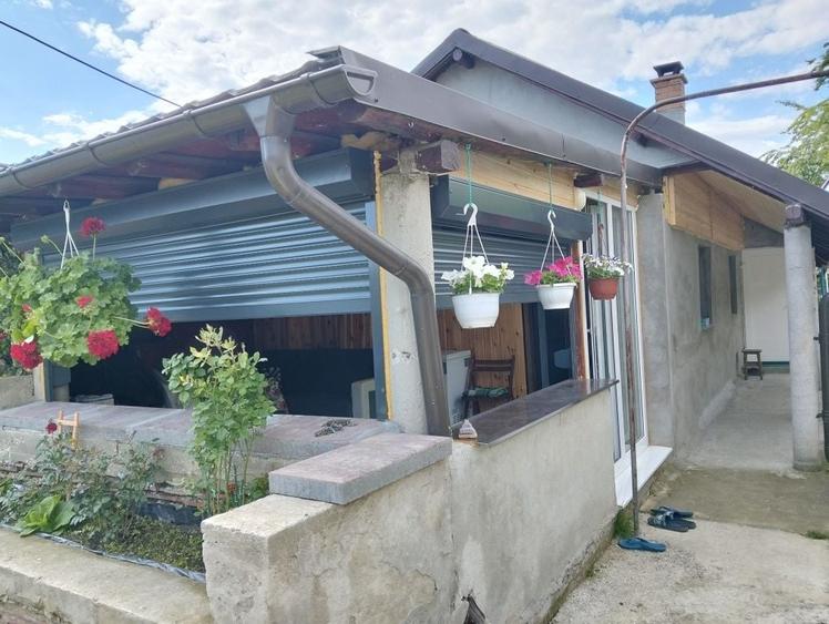 Casă cu 2 camere decomandat în Hăbud